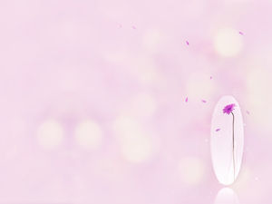Un fiore viola con petali di un'immagine di sfondo rosa