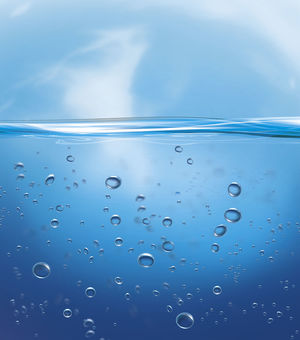 l'eau bleue fraîche et élégante avec des bulles