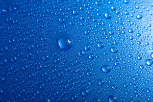 eau cristal gouttelettes image de fond bleu foncé