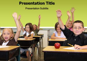 İlköğretim öğrencileri heyecanla ppt şablonu konuşmaya ellerini kaldırıp