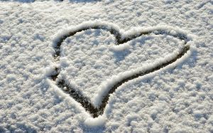 immagine di sfondo di neve a forma di cuore
