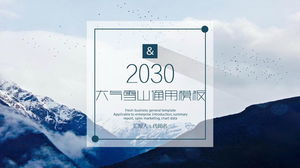 Modello PPT aziendale con sfondo di montagna di neve atmosferica blu