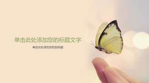 Фоновое изображение бабочки РРТ на желтых кончиках пальцев