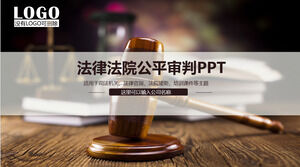 Template PPT pengadilan pengadilan yang adil dengan latar belakang palu