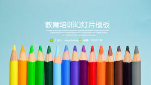Template PPT pendidikan dan pelatihan segar dengan latar belakang pensil warna untuk diunduh gratis