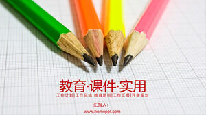 Guru pendidikan dan pelatihan membuka template PPT kelas dengan latar belakang pensil warna