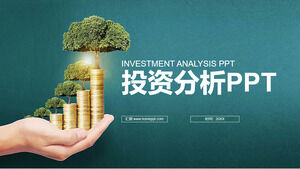 Plantilla PPT para análisis de inversión de árboles verdes apoyados a mano y fondo de monedas de oro