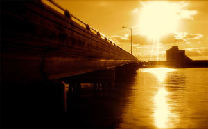 Ponte sul fiume al tramonto bellezza immagine di sfondo ppt