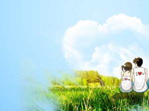 夫婦坐在綠色的田野，享受浪漫的心臟狀雲背景圖片
