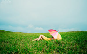 우산 슬라이드 배경에 휴식 잔디에 소녀