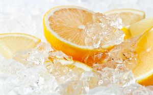 Лимонный сок лимона с кубиками льда HD энергичного фоне