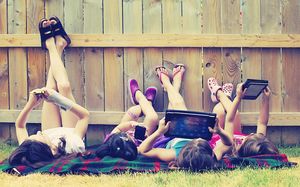 Лежа на траве играть площадку счастливая девушка фоновое изображение