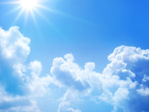 陽光明媚的背景與藍天白雲